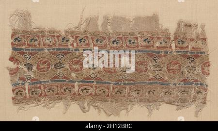 Fragment einer Tiraz-Style Textil, 1100. Ägypten, Fatimidische Zeitraum, aus dem 12. Jahrhundert. Tabby Boden mit inwoven Gobelin Ornament; Leinen und Seide; gesamt: 11,5 x 21,4 cm (4 1/2 x 8 7/16 in.). Stockfoto