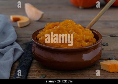 Kürbisbrei auf einem braunen Teller. Nahaufnahme Stockfoto