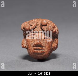 Kopf, vor 1519. Mesoamerika, PRÄKOLUMBIANISCHE. Lehm; gesamt: 2,4 x 2,1 x 2,1 cm (15/16 x 13/16 x 13/16 in.). Stockfoto