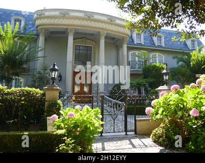 Beverly Hills, Kalifornien, USA 8. September 2021 Eine allgemeine Sicht auf die Atmosphäre von Schauspieler Montgomery Clift, Schauspieler Rex Harrison, Schauspieler Gene Lockhart, Schauspieler Clifton Webb und Schauspielerin/Sängerin Grace Moores ehemaliges Haus/Haus am 1005 N. Rexford Drive am 8. September 2021 in Beverly Hills, Kalifornien, USA. Die Schauspieler Edward Brophy, Noel Coward, Douglas Cramer, Joyce Haber lebten ebenfalls hier, Clifton Webb starb in dieser Residenz. Foto von Barry King/Alamy Stockfoto Stockfoto