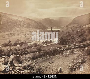 Monumente und Ruinen von Erin: Das Tal von Glendalough, County Wicklow, Irland, C. 1864. William Russell Sedgfield (British, 1826-1902), W. Russell Sedgfield und Thomas Ogle, privat zusammengestellt. Eiweiß Drucken von nassen Collodium negativ; Bild: 24 x 29,3 cm (9 7/16 x 11 9/16 in.); verfilzt: 50,8 x 61 cm (20 x 24 in.). Stockfoto