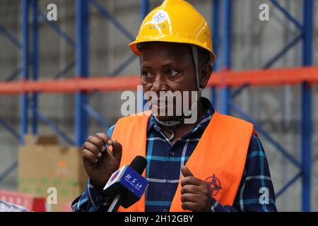 (211015) -- ENTEBBE (UGANDA), 15. Oktober 2021 (Xinhua) -- Herman Asiimwe, ein Vorarbeiter im Ziegelbau, beantwortet Fragen während eines Interviews am 6. Oktober 2021 auf dem Entebbe International Airport in Entebbe, Uganda. Auf dem Asphalt des ugandischen Entebbe International Airport am Ufer des Viktoriasees legen chinesische Techniker und ihre ugandischen Kollegen beim ein- und Ausfliegen der Flugzeuge den letzten Schliff auf die Schürzen. Der 70 Jahre alte Flughafen, der 1951 von den britischen Kolonialmeistern eröffnet, Anfang der 1970er Jahre renoviert und jetzt von China finanziert wird, ist Ugandas großer Ga Stockfoto