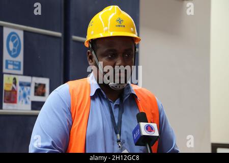 (211015) -- ENTEBBE (UGANDA), 15. Oktober 2021 (Xinhua) -- Mugisha Moses Atuhire, ein lokaler Mitarbeiter, beantwortet Fragen während eines Interviews am 6. Oktober 2021 auf dem Entebbe International Airport in Entebbe, Uganda. Auf dem Asphalt des ugandischen Entebbe International Airport am Ufer des Viktoriasees legen chinesische Techniker und ihre ugandischen Kollegen beim ein- und Ausfliegen der Flugzeuge den letzten Schliff auf die Schürzen. Der 70 Jahre alte Flughafen, der 1951 von den britischen Kolonialmeistern eröffnet, Anfang der 1970er Jahre renoviert und jetzt von China finanziert wird, ist Ugandas Haupttor zur Th Stockfoto