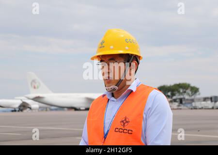 (211015) -- ENTEBBE (UGANDA), 15. Oktober 2021 (Xinhua) -- Li Qinpu, Projektleiter der China Communications Construction Company (CCCC), beantwortet Fragen während eines Interviews am 6. Oktober 2021 auf dem Entebbe International Airport in Entebbe, Uganda. Auf dem Asphalt des ugandischen Entebbe International Airport am Ufer des Viktoriasees legen chinesische Techniker und ihre ugandischen Kollegen beim ein- und Ausfliegen der Flugzeuge den letzten Schliff auf die Schürzen. Der 70 Jahre alte Flughafen, der 1951 von den britischen Kolonialmeistern eröffnet wurde, wurde Anfang der 1970er Jahre renoviert und wird nun mit Modernisierungsmaßnahmen und Erweiterungsarbeiten finanziert b Stockfoto