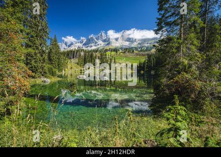 Karersee - Karersee mit Latemar, Provinz Bozen, Südtirol, Italien. Landschaft des Karersees oder Karersee und der Dolomiten Stockfoto