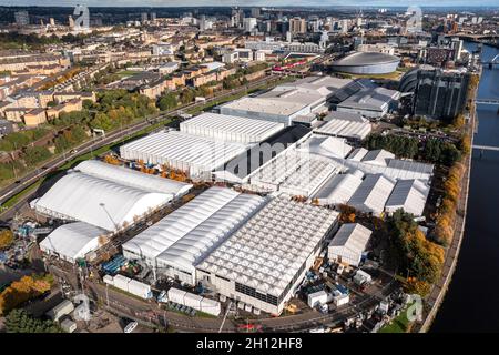 Glasgow, Schottland, Großbritannien. 15. Oktober 2021 IM BILD: Luftdrohnen-Ansichten des Standorts, der für die Klimakonferenz der Vereinten Nationen (COP26) genutzt wird, die in Glasgow vom 31. Oktober bis zum 12. November stattfindet. Temporäre Strukturen in Weiß bedeuten, dass sich die Größe des ursprünglichen Scottish Event Campus (SEC) verdoppelt hat. Mehr als 14,000 Delegierte, Staats- und Regierungschefs, Medien und Journalisten werden sich im Kampf gegen die globale Erwärmung in Glasgow zum UN-Klimagipfel im Laufe dieses Monats treffen. Quelle: Colin Fisher/Alamy Live News. Stockfoto