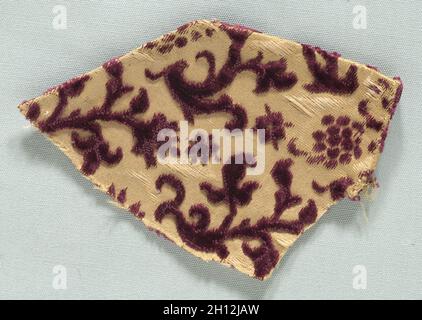 Velvet Fragment, Anfang 1600. Italien, Anfang des 17. Jahrhunderts. Velvet; insgesamt: 10 x 13,5 cm (3 15/16 x 5 5/16 in.). Stockfoto