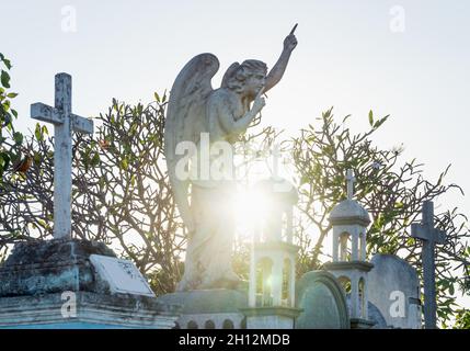 Stille Engel mit Sonnenuntergang Hintergrundbeleuchtung auf Grabstein auf dem Friedhof 'Cementerio General' in Merida, Mexiko Stockfoto