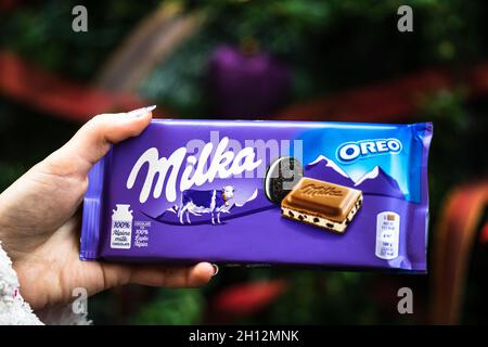 Milka Alpine Milk Chocolate gegen Weihnachtsbaumlichter in Bukarest, Rumänien, 2021 Stockfoto