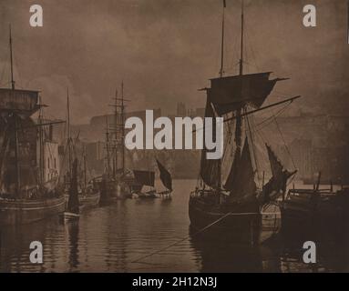 Whitby Harbour, C. 1885. Frank Wiese Sutcliffe (British, 1853-1941). Carbon drucken, getönt, aus Glas negativ; Bild: 34,3 x 44 cm (13 1/2 x 17 5/16 in.); Papier: 34,8 x 44,5 cm (13 11/16 x 17 1/2 in.); verfilzt: 55,9 x 66 cm (22 x 26 in.). Stockfoto