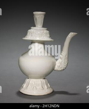 Ewer, 1300. China, Yuan Dynastie (1271-1368) - Ming Dynastie (1368-1644). Porzellan; Insgesamt: 17,5 cm (6 7/8 in.). Stockfoto