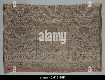 Textile Fragment, 1600. Italien, 17. Brokat, Seide und Metall; gesamt: 36,3 x 53,5 cm (14 5/16 x 21 1/16 in.). Stockfoto