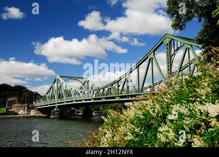 Potsdam, Glinicker-Brücke, die Brücke ist ein Symbol des Kalten Krieges; die Grenze zwischen West-Berlin und der sowjetischen Zone durchbrach die Struktur, der Fall der Berliner Mauer im November 1989, Foto Kazimierz Jurewicz, Stockfoto