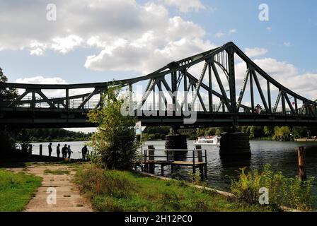 Potsdam, Glinicker-Brücke, die Brücke ist ein Symbol des Kalten Krieges; die Grenze zwischen West-Berlin und der sowjetischen Zone durchbrach die Struktur, der Fall der Berliner Mauer im November 1989, Foto Kazimierz Jurewicz, Stockfoto