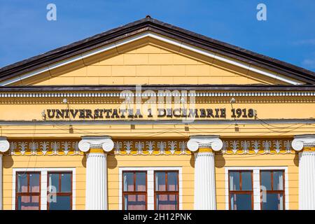 BUKAREST, RUMÄNIEN - 01. Sep 2021: Nahaufnahme der architektonischen Details der Fassade der Universität Alba Iulia. Bukarest, Rumänien, 2021 Stockfoto