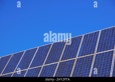 Sonnenkollektoren. Solarenergie. Erneuerbare Energie. Alternative Solartechnologie. Stockfoto