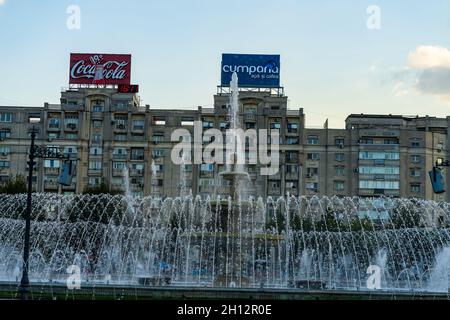 BUCHARE, RUMÄNIEN - 01. Sep 2021: Der Brunnen auf dem Unirii-Platz im Stadtzentrum․ Bukarest, Rumänien, 2021 Stockfoto