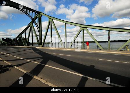 Potsdam, Glinicker-Brücke, die Brücke ist ein Symbol des Kalten Krieges; die Grenze zwischen West-Berlin und der sowjetischen Zone durchbrach die Struktur, der Fall der Berliner Mauer im November 1989, Foto Kazimierz Jurewicz, Stockfoto