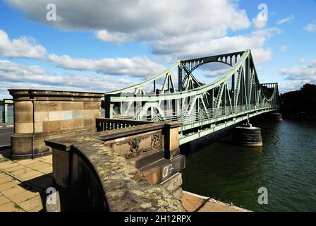 Potsdam, Glinicker-Brücke, die Brücke ist ein Symbol des Kalten Krieges; die Grenze zwischen West-Berlin und der sowjetischen Zone durchbrach die Struktur, der Fall der Berliner Mauer im November 1989, Foto Kazimierz Jurewicz, Stockfoto