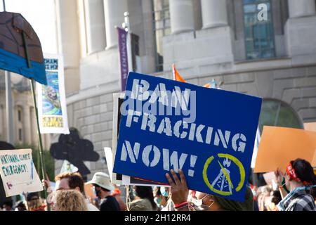 Washington DC, USA. Oktober 2021. Der Protestierende hält während der Demonstration ein Schild. Kredit: SOPA Images Limited/Alamy Live Nachrichten Stockfoto