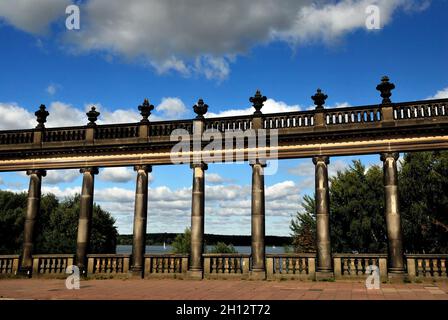 Potsdam, Glinicker-Brücke,die Brücke ist ein Symbol des Kalten Krieges; die Grenze zwischen West-Berlin und der sowjetischen Zone durchbrach die Struktur,der Fall der Berliner Mauer im November 1989,Foto Kazimierz Jurewicz, Glienicker-Brücke, Kolonaden, Potsdam, Deutschland Stockfoto