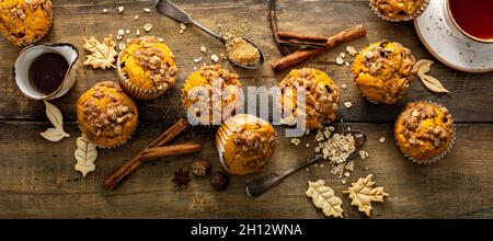 Kürbismuffins mit Hafer und braunem Zucker bröckeln Stockfoto