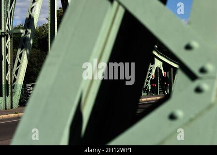 Potsdam, Glinicker-Brücke, die Brücke ist ein Symbol des Kalten Krieges; die Grenze zwischen West-Berlin und der sowjetischen Zone durchbrach die Struktur, der Fall der Berliner Mauer im November 1989, Foto Kazimierz Jurewicz, Stockfoto