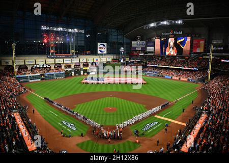 Houston, USA. Oktober 2021. Fans und Spieler singen die Nationalhymne vor dem Start des Spiels eins der MLB ALCS zwischen den Houston Astros und Boston Red Sox im Minute Maid Park in Houston, Texas am Freitag, 15. Oktober 2021. Foto von Maria Lysaker/UPI. Kredit: UPI/Alamy Live Nachrichten Stockfoto