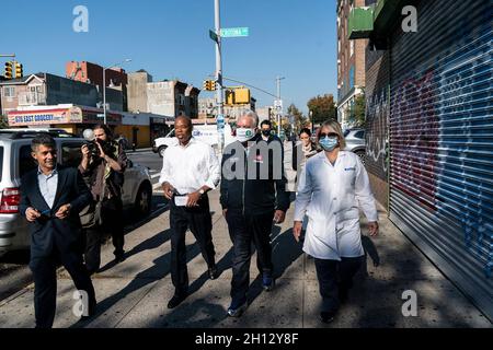 New York, USA. Oktober 2021. Der Kandidat der demokratischen Partei, Bürgermeister Eric Adams, wandte sich an die Medien, um seine Ideen für die Gesundheitsfürsorge in der Gemeinde zu forcieren, wenn er zum Bürgermeister außerhalb der SOMOS-Klinik in der Bronx gewählt würde. Adams zitierte SOMOS als Beispiel für ein gutes medizinisches Versorgungsunternehmen, das benachteiligte Gemeinden bedient. Er ging durch die Gegend, um sich anschließend mit den Anwohnern zu treffen und zu sprechen. (Foto von Lev Radin/Pacific Press) Quelle: Pacific Press Media Production Corp./Alamy Live News Stockfoto