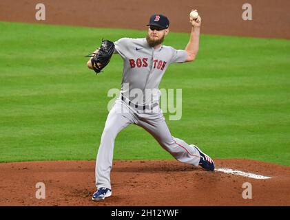 Houston, USA. Oktober 2021. Boston Red Sox Startkanone Chris Sale wirft im ersten Inning gegen die Houston Astros in Spiel eins der MLB ALCS im Minute Maid Park in Houston, Texas am Freitag, 15. Oktober 2021. Foto von Maria Lysaker/UPI. Kredit: UPI/Alamy Live Nachrichten Stockfoto