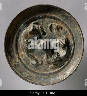 Spiegel mit Drachen Design, 1700-1911. China, Qing-Dynastie (1644-1911). Bronze; Durchmesser: 9.9 cm (3 7/8 Zoll); Gesamt: 1.8 cm (11/16 Zoll); Rand: 1.1 cm (7/16 Zoll). Stockfoto