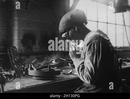 Ein Arbeiter schweißt während des 1. Weltkrieges einen Rahmenschlepper für ein Militärflugzeug in einer Fabrik. Stockfoto