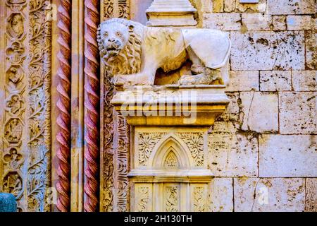 Statue eines Löwen am Eingang des Nobile Collegio del Cambio in Perugia Italien Stockfoto