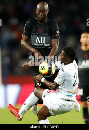 Paris, Frankreich. Oktober 2021. Danilo Pereira von Paris Saint Germain (TOP) tritt mit Mohamed-Ali Cho von Angers SCO während eines Fußballspiels der französischen Ligue 1 zwischen Paris Saint Germain (PSG) und Angers SCO am 15. Oktober 2021 in Paris, Frankreich, an. Quelle: Xinhua/Alamy Live News Stockfoto