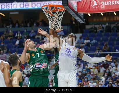 Madrid, Spanien. 15. Oktober 2021. Turkish Airlines Euroleague Basketball; Real Madrid gegen Panathinaikos OPAP Athen; Guerschon Yabusele (Real Madrid Baloncesto) tusles für den Rebound mit Eleftherios Bochoridis (Panathinaikos OPAP Athen) Kredit: Action Plus Sports/Alamy Live News Stockfoto