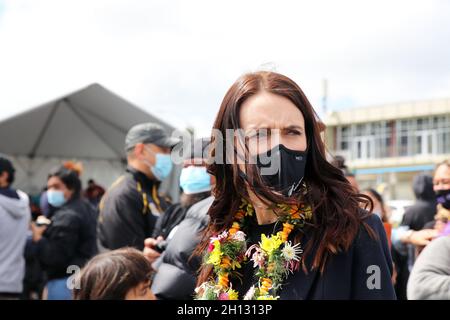 Porirua, Wellington, Neuseeland. 16. Oktober 2021: Die neuseeländische Premierministerin Jacinda Ardern, in einem lei und einer Gesichtsmaske, bei einem Community-Impffestival im Cannons Creek in Porirua - Teil der Veranstaltung „Super Saturday Vaxathon“, die darauf abzielte, die Aufnahme von Covid-19-Impfstoffen zu erhöhen, Vor allem unter den Maori- und pazifischen Inselbewohnern in benachteiligten Gebieten, da Neuseeland mit einem Ausbruch der Delta-Variante kämpft. Quelle: Lynn Grieveson/Alamy Live News Stockfoto