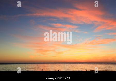 Beirut. Oktober 2021. Das Foto vom 15. Oktober 2021 zeigt den Blick auf den Sonnenuntergang in Beirut, Libanon. Quelle: Liu Zongya/Xinhua/Alamy Live News Stockfoto