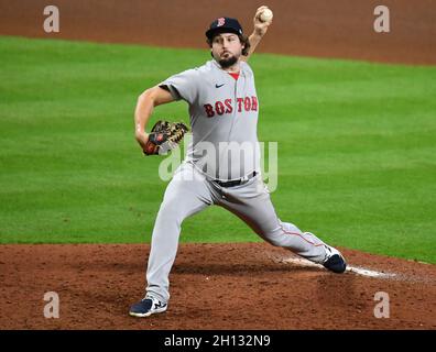 Houston, USA. Oktober 2021. Boston Red Sox Relief Pitcher Josh Taylor wirft im 5. Inning im Spiel einer der MLB ALCS gegen die Houston Astros im Minute Maid Park in Houston, Texas am Freitag, 15. Oktober 2021. Foto von Maria Lysaker/UPI . Kredit: UPI/Alamy Live Nachrichten Stockfoto