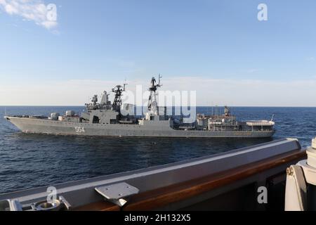 SEA OF JAPAN (OKT 15, 2021) Ein russischer Zerstörer der Udaloy-Klasse interagiert mit USS Chafee (DDG 90), während Chafee Routineoperationen in internationalen Gewässern im Japanischen Meer durchführt. (USA Marineblau-Foto) Stockfoto