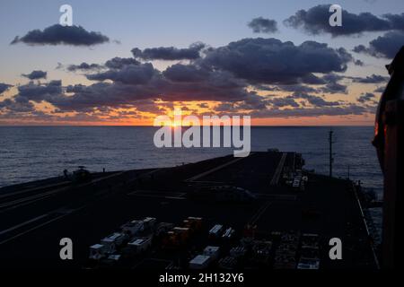 211015-N-RC359-1027 PAZIFISCHER OZEAN (OKT 15, 2021) der einzige vorwärts eingesetzte Flugzeugträger der US-Marine USS Ronald Reagan (CVN 76) dampft in der philippinischen See. Ronald Reagan, das Flaggschiff der Carrier Strike Group 5, stellt eine kampfbereite Kraft zur Verfügung, die die Vereinigten Staaten schützt und verteidigt und Allianzen, Partnerschaften und kollektive maritime Interessen in der Indo-Pazifik-Region unterstützt. (USA Navy Foto von Mass Communication Specialist Seaman George Cardenas) Stockfoto