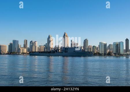 211015-N-OA516-1040 SAN DIEGO (OKT 15, 2021) das Dock-Landeschiff USS Germantown (LSD 42) der Whidbey Island-Klasse kommt in San Diego zu einem geplanten Heimhafen-Wechsel an. Germantown verlegte Homeports von Sasebo nach San Diego, nachdem es seit dem 5. Januar 2011 als Vorwärtsschiff in der 7. US-Flotte diente. (USA Navy Foto von Mass Communication Specialist 2nd Class Kevin C. Leitner) Stockfoto