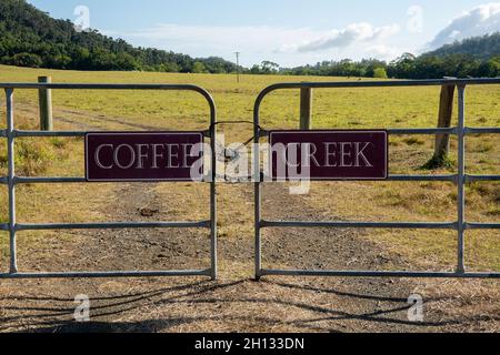 Mackay, Queensland, Australien - 2021. Oktober: Ein eingezäuntes Viehstation-Grundstück mit Namensschild Stockfoto