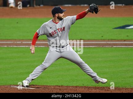 Houston, USA. Oktober 2021. Boston Red Sox Relief Pitcher Ryan Brasier wirft im 6. Inning im Spiel eines der MLB ALCS gegen die Houston Astros im Minute Maid Park in Houston, Texas am Freitag, 15. Oktober 2021. Foto von Maria Lysaker/UPI . Kredit: UPI/Alamy Live Nachrichten Stockfoto