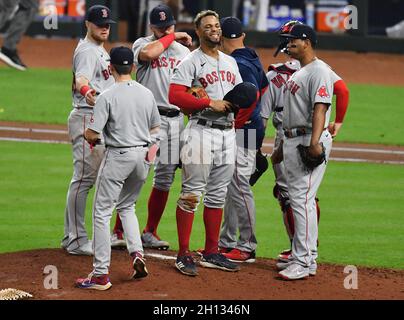 Houston, USA. Oktober 2021. Boston Red Sox Shortstop Xander Bogaerts und Mitglieder des Infield stehen auf dem Hügel während eines Wechsels von Pitchers im 5. Inning im Spiel eins der MLB ALCS gegen die Houston Astros im Minute Maid Park in Houston, Texas am Freitag, den 15. Oktober 2021. Foto von Maria Lysaker/UPI . Kredit: UPI/Alamy Live Nachrichten Stockfoto