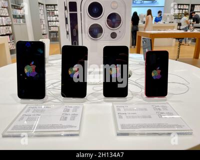 Bangkok, Thailand - 13. Oktober 2021: IPhone 13 Serie wird in iStudio by Comseven - EMQUARTIER DEPARTMENTSTORE in Bangkok, Thailand, verkauft Stockfoto