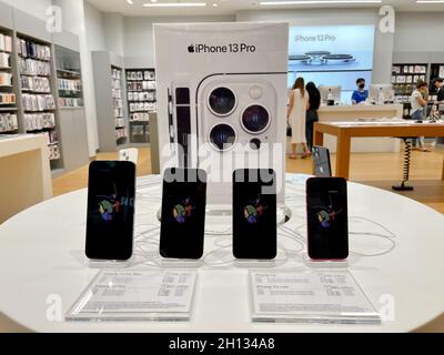 Bangkok, Thailand - 13. Oktober 2021: IPhone 13 Serie wird in iStudio by Comseven - EMQUARTIER DEPARTMENTSTORE in Bangkok, Thailand, verkauft Stockfoto