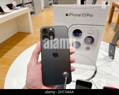 Bangkok, Thailand - 13. Oktober 2021: Hands-on-iPhone 13 Serie wird in iStudio von Comseven - EMQUARTIER DEPARTMENT STORE in Bangkok, Thai verkauft Stockfoto