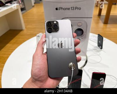 Bangkok, Thailand - 13. Oktober 2021: Hands-on-iPhone 13 Serie wird in iStudio von Comseven - EMQUARTIER DEPARTMENT STORE in Bangkok, Thai verkauft Stockfoto