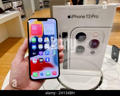 Bangkok, Thailand - 13. Oktober 2021: Hands-on-iPhone 13 Serie wird in iStudio von Comseven - EMQUARTIER DEPARTMENT STORE in Bangkok, Thai verkauft Stockfoto