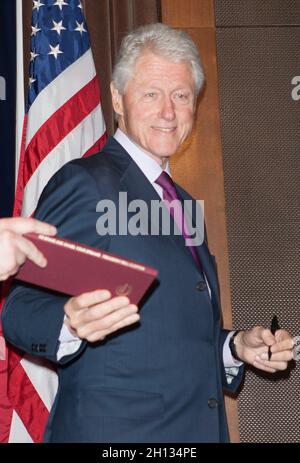 NEW YORK, NY - 11. JUNI: Präsident Bill Clinton nimmt am 11. Juni 2013 in New York City an den „Vater des Jahres 2013“-Auszeichnungen im Grand Hyatt Hotel Teil. Quelle: © Corredor99/MediaPunch Inc Stockfoto